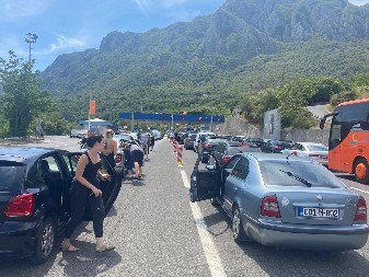 VOZAČI NA IVICI NERAVA! Kilometarske kolone za teretnjake, čeka se TRI SATA na ovom graničnom prelazu