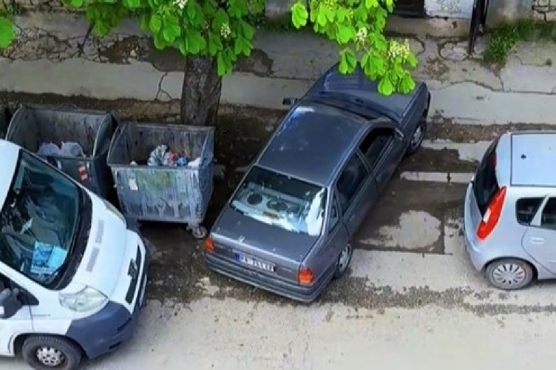 ''OVA AGONIJA JE TRAJALA POLA SATA'' Deda hteo da se isparkira, a onda je napravio HAOS zbog kod mu se smeje cela Srbija! (VIDEO)