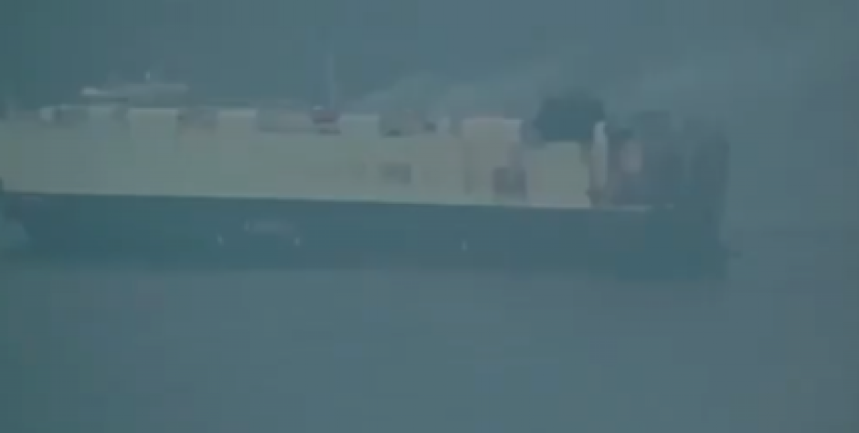 TEŠKA HAVARIJA NA BRODU! Izbio požar, potopljeno 3.000 vozila: Ispituje se urok  (VIDEO)