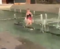 POLUGOLA ŽENA IZAZVALA HAOS U CENTRU GRADA Uznemiravala prolaznike u fontani(VIDEO)