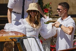 DIKAPRIO NA SVADBU VEKA POVEO 24 GODINE MLAĐU DEVOJKU  Ali, svi se pitaju zašto nije nijednom hteo ovo da uradi u Veneciji