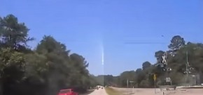 NAROD U PANICI, SUDNJI DAN U AMERICI? Vatrene lopte paraju nebo SAD, zemljotresi praćeni bljeskovima svetlosti uznemirili milione! (VIDEO)