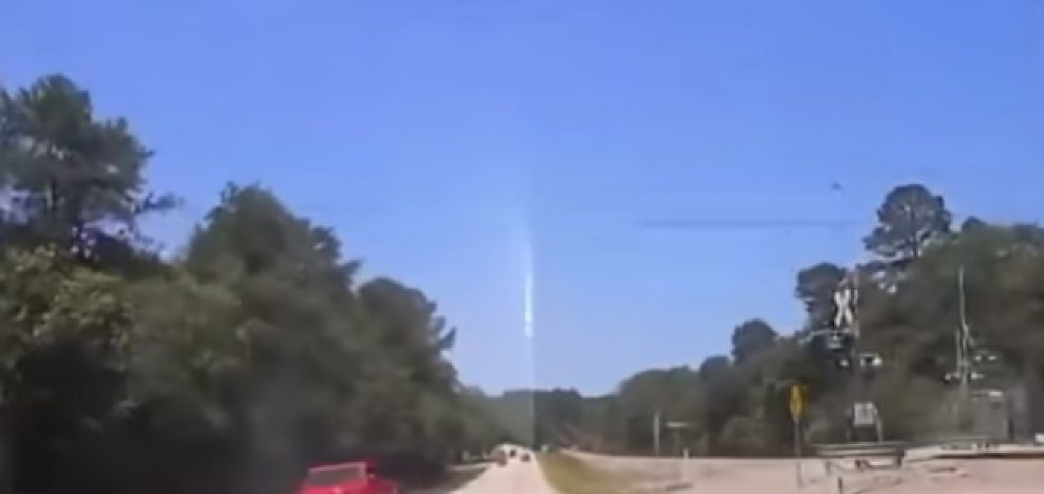 NAROD U PANICI, SUDNJI DAN U AMERICI? Vatrene lopte paraju nebo SAD, zemljotresi praćeni bljeskovima svetlosti uznemirili milione! (VIDEO)