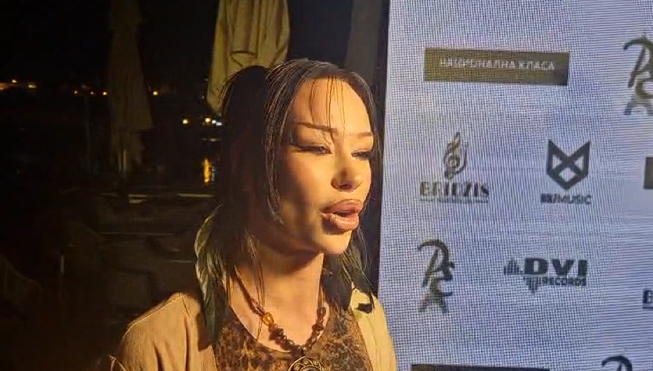 ELENA KITIĆ ZAPALILA UŠĆE Pevačica u nikad izazovnijem izdanju! (VIDEO)