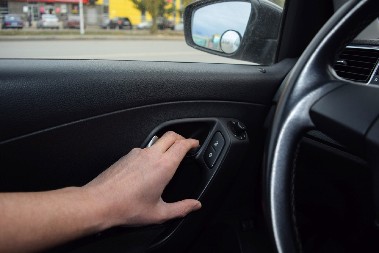 VEĆINA SRBA PRAVI OVU GREŠKU KAD IZLAZI IZ AUTA Jedan pokret može izazvati STRAVIČNU NESREĆU!