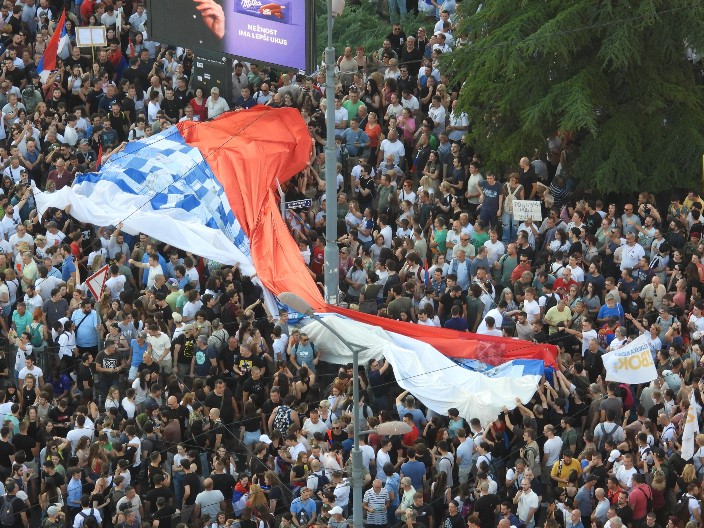 ČISTI HRVATI! Blokaderi razvili zastavu Srbije sa šahovnicom! (FOTO)