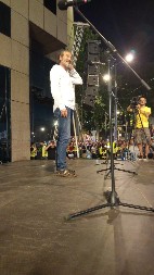 DRAGANU JOVANOVIĆU DOSADNO NA PROTESTU Glumac uzdiše, ne može više da čeka: "Oteglo se ovo brate"