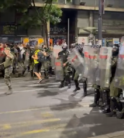 NAPETO U KRALJA MILANA Blokaderi vređaju i gađaju policiju staklom (VIDEO)