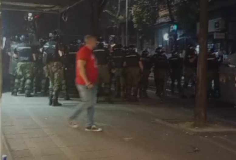 BLOKADERI JEZIVO NAPADAJU POLICIJU, LETE KAMENICE! Strašne scene nasilja u Beogradu (VIDEO)