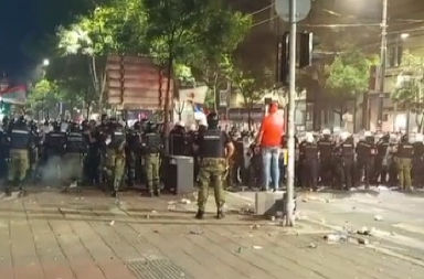 BLOKADERI GAĐAJU KORDON KAMENICAMA Policija ih potiskuje ka Slaviji (VIDEO)