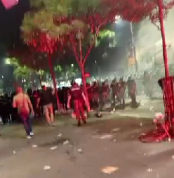 POGOĐEN POLICAJAC! Brutalno nasilje blokadera se nastavlja (VIDEO)