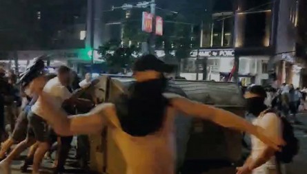 NEREDI KOD RESAVSKE Blokaderi gađaju policiju flašama i prave barikade (VIDEO)