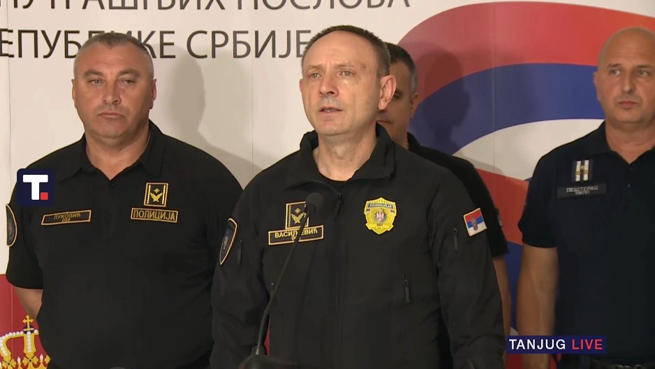 SKINULI SU PRSLUKE I KRENULI NA KORDON POLICIJE... IMAMO ŠEST POVREĐENIH POLICIJSKIH SLUŽBENIKA Vasiljević otkrio kako je počelo nasilje blokadera u Beogradu (VIDEO)