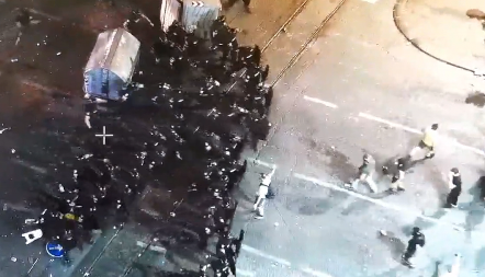 RAZBEŽALI SE PRED KORDONOM POLICIJE Snimak iz vazduha prikazuje trenutak povlačenja blokadera (VIDEO)