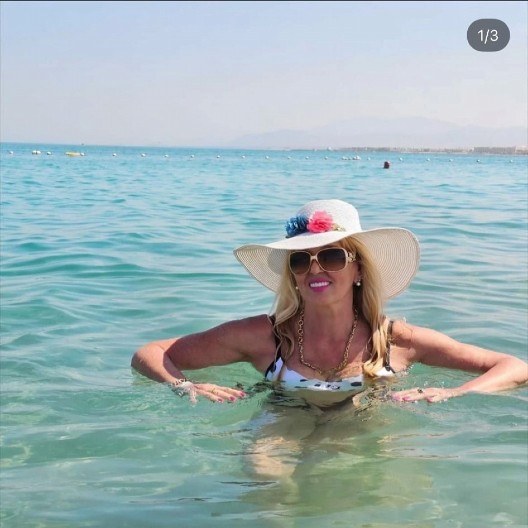 PEVAČICA SE SKINULA U SEDMOJ DECENIJI I u ovim godinama ima čime da se pohvali! (FOTO)