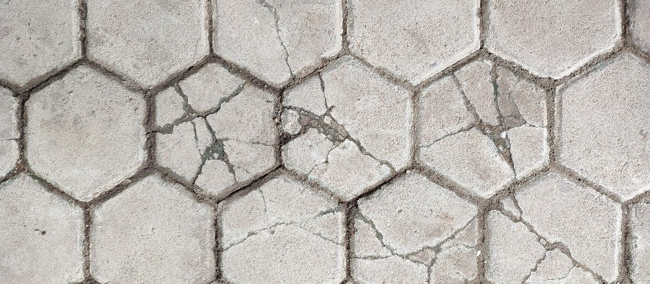 Košta manje od 1500 dinara, a čisti betonske staza i terase kao ludo: Razara zalanu buđ, rđu i sve što se nahvata tokom leta