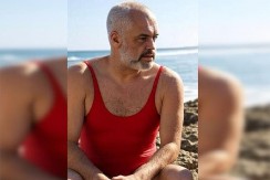 KRENULA SVAĐA NA DRUŠTVENIM MREŽAMA, EDI RAMA U URNEBESNOM KUPAĆEM KOSTIMU: Čuveni britanski političar udario na njega: "Vratiti sve albanske kriminalce kućama"