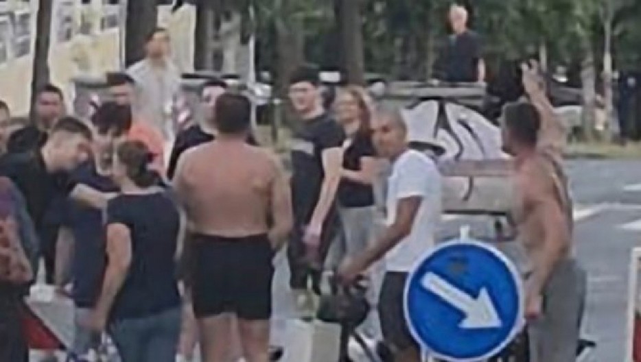 ODVALJENI OD ALKOHOLA I KO ZNA ČEGA Blokaderi u Ustaničkoj divljaju nasred ulice (VIDEO)