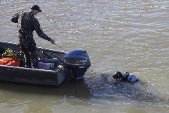 TINEJDŽER HTEO DA SE OSVEŽI, PA SE UDAVIO U SREBRNOM JEZERU Ronioci Žandarmerije pronašli telo momka (18) iz okoline Kučeva