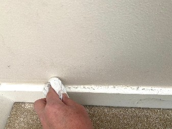 SPADAJU I NAJUPORNIJE FLEKE, O PRAŠINI DA NE PRIČAMO Ovo sredstvo čisti sve kao ludo, ništa se više neće lepiti za vaše lajsne, jer ih ovo i zaglađuje