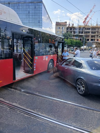 DEO AUTOMOBILA POTPUNO SMRSKAN! Saobraćana nesreća na Slaviji (FOTO)