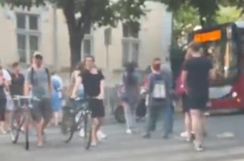 KAKVI IMBECILI! Blokaderi namerno blokiraju ulice! Pogledajte šta rade (VIDEO)