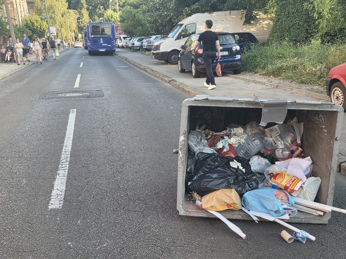 SMEĆE NA SVE STRANE, ĐUBRE ISPRED VRTIĆA Blokade parališu Beograd, udarac i na najosetljivije (FOTO/VIDEO)