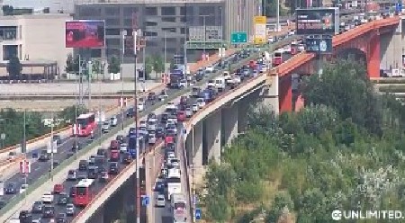 HAVARIJA I TOTALNI SAOBRAĆAJNI KOLAPS U BEOGRADU Ukinute linije gradskog prevoza zbog blokada