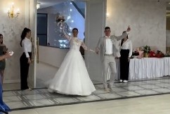 MAJKO MILA, KAKAV DOLAZAK MLADENACA NA SVADBU Umesto balade za prvi ples, odabrali ovo i digli celu salu na noge (VIDEO)
