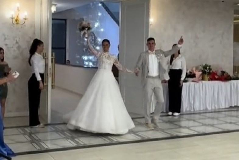 MAJKO MILA, KAKAV DOLAZAK MLADENACA NA SVADBU Umesto balade za prvi ples, odabrali ovo i digli celu salu na noge (VIDEO)