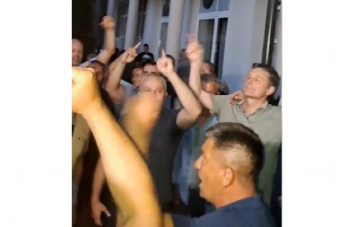 SNS SLAVI POBEDU U KOSJERIĆU: „Aco Srbine“ odzvanja na proslavi (VIDEO)