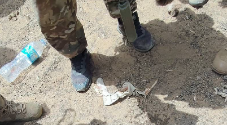 LEŽI MRTAV OTVORENIH USTA, KRV MU SE SLIVA NIZ GRUDI... Rusi objavili fotografiju kako stoje iznad ubijenog zloglasnog komandanta