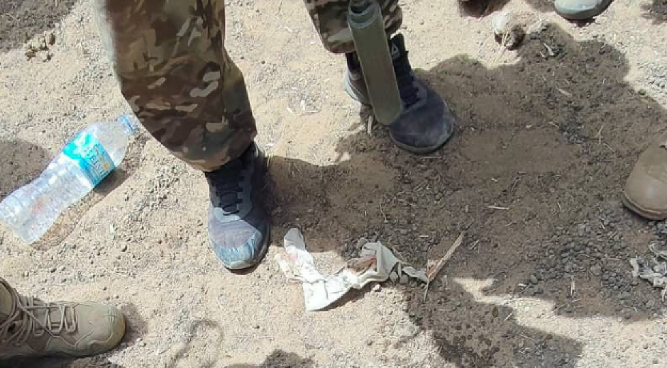 LEŽI MRTAV OTVORENIH USTA, KRV MU SE SLIVA NIZ GRUDI... Rusi objavili fotografiju kako stoje iznad ubijenog zloglasnog komandanta