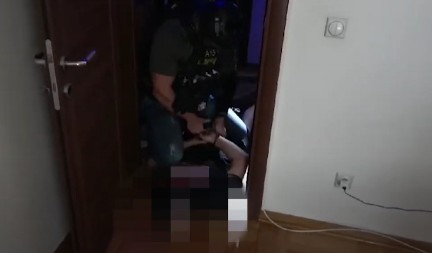 “LEZI DOLE I NE MIČI SE! Ovako je policija upala u dom monstruma koji je raskomadao biznismena u Lazarevcu! (VIDEO)