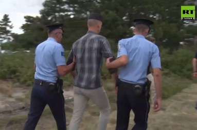 MILOŠ PREŽIVEO TORTURU NA VIDOVDAN! Kako su Kurtijevi policajci mučili mladića u narodnoj nošnji, pokušali da mu skinu krst sa vrata