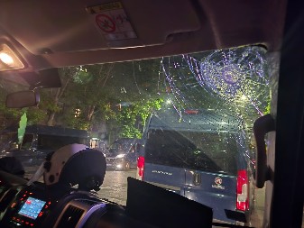 BLOKADERI NAPALI POLICIJU NA BULEVARU, JEDAN POVREĐEN! Oglasio se MUP! (FOTO/VIDEO)