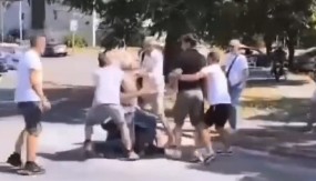 NIKOLA MARČETIĆ ŠUTIRAO MLADIĆA NA ZEMLJI, PA ZAVRŠIO SA LISICAMA NA RUKAMA:  Evo kakvog nasilnika, kukavicu i lažova blokaderi hoće da oslobode! (VIDEO)