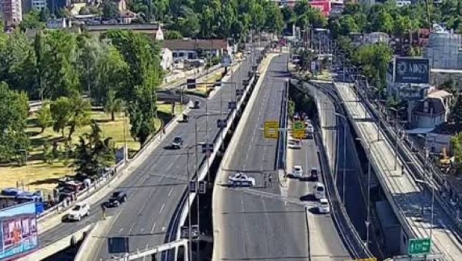 BLOKADERI PONOVO MALTRETIRAJU NAROD Kružni tok na Autokomandi blokiran u vreme kada se ljudi vraćaju sa posla! (FOTO)