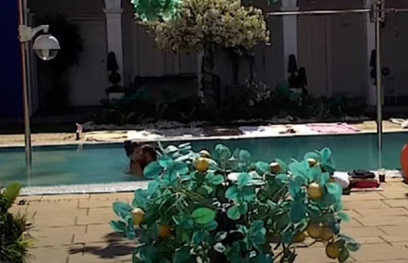 AKCIJA U BAZENU PRED ZADRUGARIMA Aleksandra i Milovan podivljali u vodi, učesnici zanemeli od šoka (FOTO)