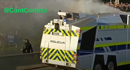 BRUTALNA SCENA IZ SRCA EVROPSKE UNIJE! Ovako je slovenačka policija tukla demonstrante 2021. godine (VIDEO)