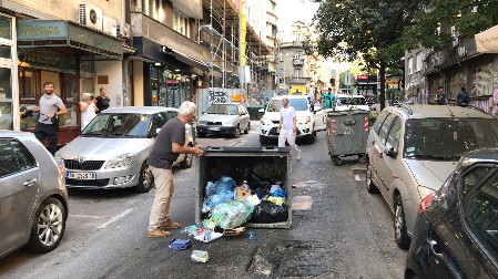 BLOKADERI ZAGORČALI JUTRO SVIMA Građani pokušavaju da uklone kontejnere sa ulica, smeća na sve strane (VIDEO)
