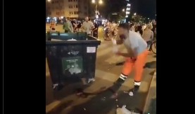 "DOK RADNICI ČISTE, BAGRA SE SMEJE!" Snimak koji sramoti blokadere: Čistili za njima, a oni ih ponižavali! (VIDEO)