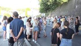 BLOKADERI U HLADOVINI, A NAROD KOJI MALTETIRAJU - NA SUNCU NA +40 Opet blokiraju magistralni put, ljudi ne mogu kućama (FOTO)