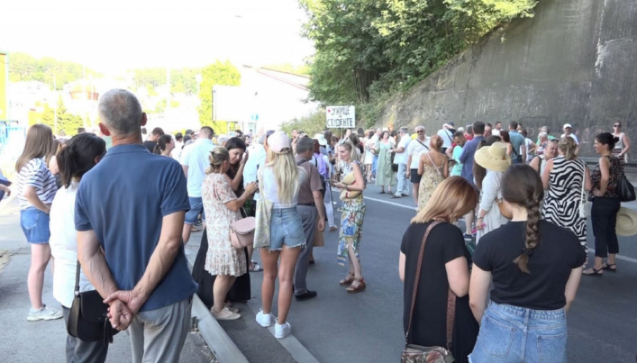 BLOKADERI U HLADOVINI, A NAROD KOJI MALTETIRAJU - NA SUNCU NA +40 Opet blokiraju magistralni put, ljudi ne mogu kućama (FOTO)