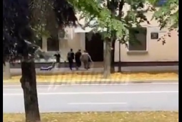 PRVI SNIMCI DRAME U NALJČIKU: Policajac napadnut nožem, uzvratili vatrom, ima mrtvih (VIDEO)