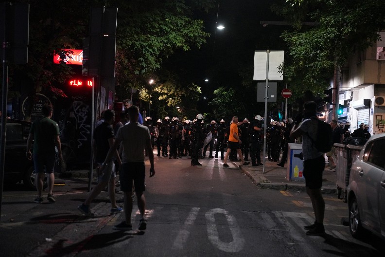 ISPOD PRUGE I IZNAD BUKE Glasovi onih koji ne marširaju