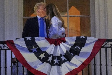 "POVRATIĆE!" – Pogledajte kako je Melanija reagovala na Trampov poljubac! (FOTO)