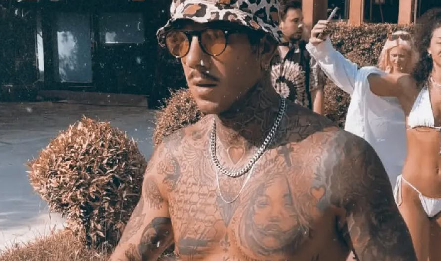 BIVŠI ZADRUGAR SE SKINUO I POKAZAO IZVAJANO TELO! Mina Vrbaški sve zabeležila i objavila, njene fanove zanima samo jedna stvar (FOTO)