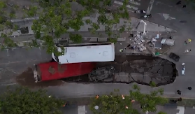 RUPA PROGUTALA DVA KAMIONA Nekoliko ulica zatvoreno