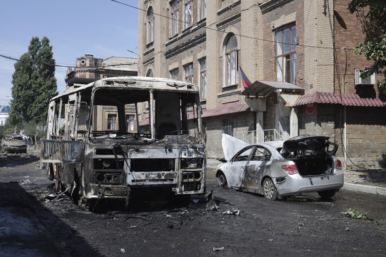 GRANATIRANA DONJECKA OBLAST, PET OSOBA NASTRADALO! Kuće, zgrade i dalekovodi SRAVNJENI sa zemljom!